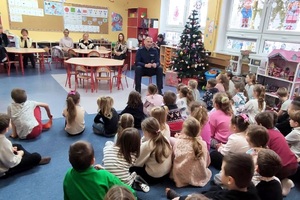 Funkcjonariusz opowiada jak bezpiecznie spędzać czas zimą