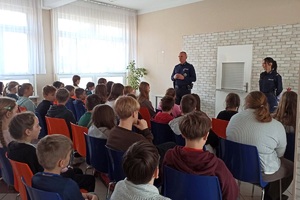 Policjanci omawiają zagrożenia w Internecie