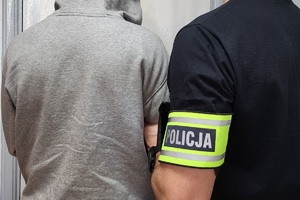 Policjant z zatrzymanym mężczyzną