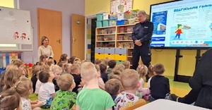Dzielnicowy opowiada przedszkolakom jak spędzić bezpiecznie ferie zimowe