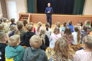 Policjanci wskazują jak bezpiecznie zachowywać się podczas ferii