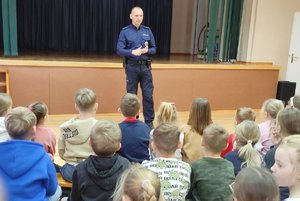 Policjanci wskazują jak bezpiecznie zachowywać się podczas ferii