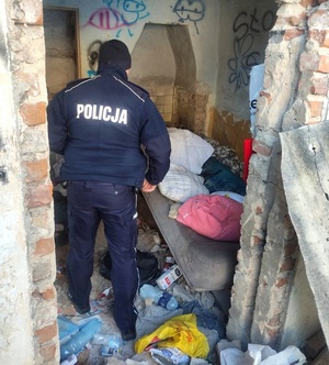 Policjant sprawdza pustostan