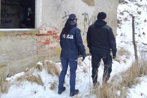 Funkcjonariusze sprawdzają pustostany