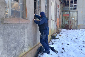 Funkcjonariusze sprawdzają pustostany