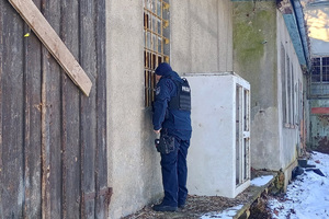 Funkcjonariusze sprawdzają pustostany