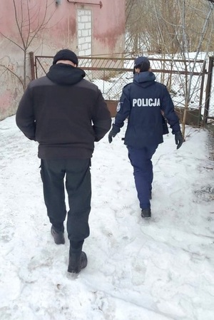 Policjanci i Strażnik Miejski sprawdzają miejsca, w których mogą przebywać osoby potrzebujące