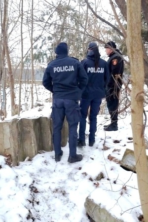 Policjanci i Strażnik Miejski sprawdzają miejsca, w których mogą przebywać osoby potrzebujące