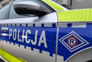 Radiowóz oznakowany z napisem Policja