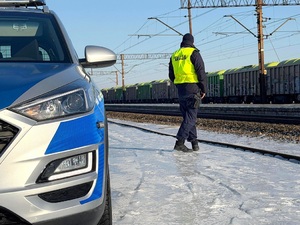 Policjant obserwuje torowisko
