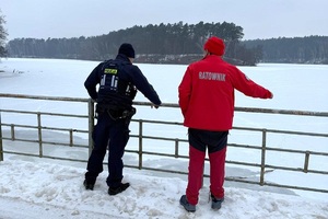 Policjant i Ratownik WOPR sprawdzają rejony akwenu