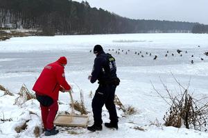 Policjant i Ratownik WOPR sprawdzają rejony akwenu