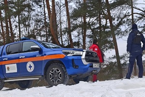 Ratownik WOPR i policjant przy pojeździe służbowym WOPR-u