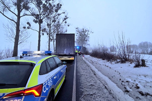 Radiowóz przy miejscu zdarzenia drogowego