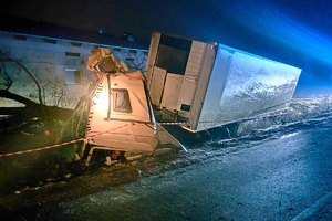Pojazd ciężarowy zjechał do rowu