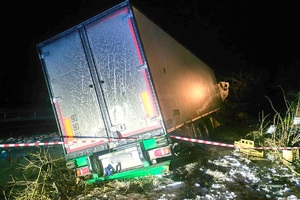 Pojazd ciężarowy zjechał do rowu