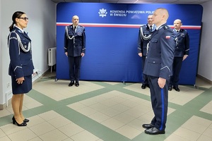 Policjant składa meldunek na rozpoczęcie ceremoni