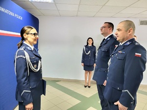 Zastępca Komendanta Wojewódzkiego w Bydgoszczy wręcza rozkazy nowym Komendantom