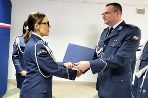 Zastępca Komendanta Wojewódzkiego w Bydgoszczy wręcza rozkazy nowym Komendantom