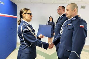 Zastępca Komendanta Wojewódzkiego w Bydgoszczy wręcza rozkazy nowym Komendantom