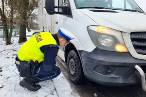 Policjanci sprawdzają stan techniczny pojazdów