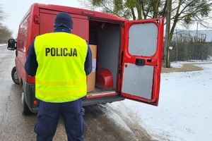 Funkcjonariusze kontrolują zabezpieczenie ładunku