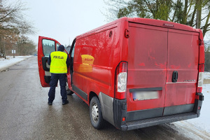 Policjanci przeprowadzają kontrolę pojazdu