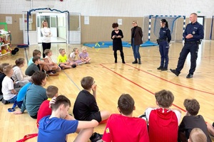 Policjanci i pracownicy Inspekcji Sanitarnej rzeprowadzają prelekcję na temat bezpieczeństwa