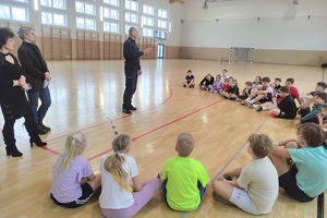 Policjanci i pracownicy Inspekcji Sanitarnej rzeprowadzają prelekcję na temat bezpieczeństwa