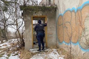 Policjant sprawdza pustostany