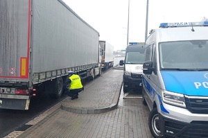 Policjant sprawdza stan techniczny [pojazdów ciężarowych