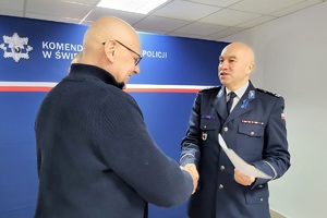 Komendant Policji w Świeciu dziękuje pracownikom cywilnym za ich pracę