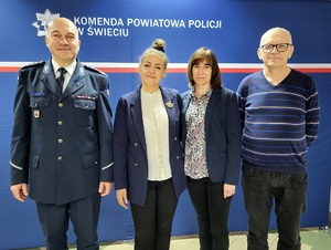 Komendanci z Komendy Powiatowej Policji w Świeciu z pracownikami służby cywilnej