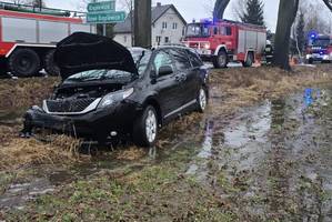 Na zdjęciu widoczny pojazd z zdarzenia drogowego