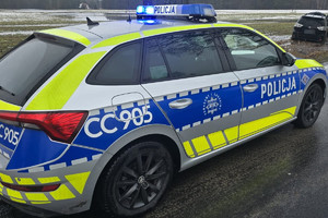 Pojazd policjantów ruchu drogowego pracujących na miejscu.