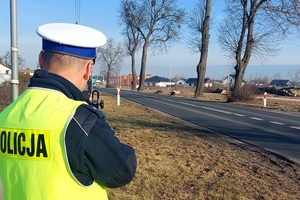 Policjant mierzy prędkość pojazdów
