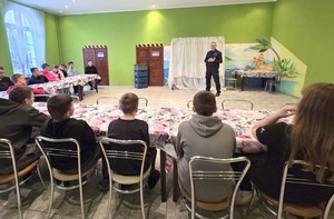 Policjant rozmawia z młodzieżą