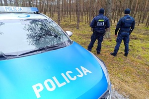 Funkcjonariusze kontrolują tereny leśne