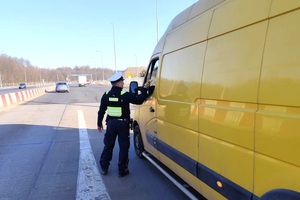 Policjant sprawdza stan trzeźwości kierujących