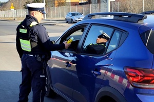 Policjant sprawdza stan trzeźwości kierujących
