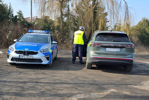 Funkcjonariusz przeprowadza kontrolę drogową