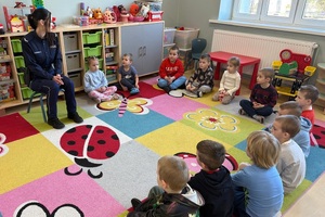 Policjantki rozmawiają z dziećmi i uczniami szkoły podczas spotkania profilaktycznego
