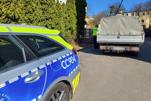 Policjant kontroluje kierowców podczas działań