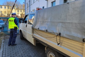 Policjant kontroluje kierowców podczas działań