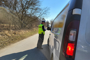 Policjant kontroluje kierowców podczas działań