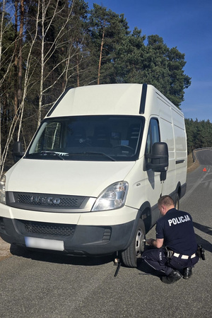 Policjanci pomagają w naprawie auta kierowcy