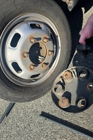 Policjanci pomagają w naprawie auta kierowcy