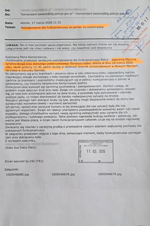 Policjanci pomagają w naprawie auta kierowcy