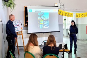 Funkcjonariusze rozmawiają z uczniami o bezpieczeństwie w ruchu drogowym