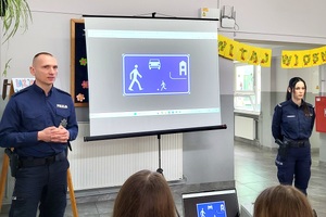 Funkcjonariusze rozmawiają z uczniami o bezpieczeństwie w ruchu drogowym
